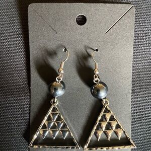 Mauna Kea Triangle Hamilton Silver With Shell Pearl Earrings (New)